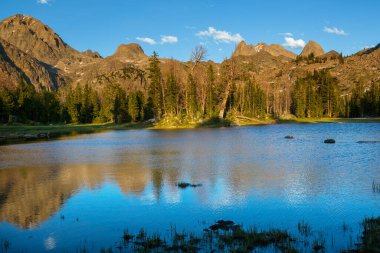 Yaz mevsiminde dağlarda huzur gölü. Güzel doğal manzaralar..