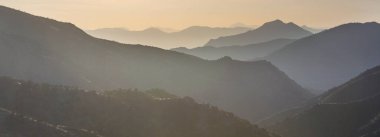 Bahar mevsiminde gün doğumunda dağ silueti