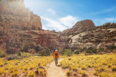 Utah dağlarında yürüyüş. Alışılmadık doğal manzaralarda yürüyüş. Fantastik kumtaşı oluşumları.