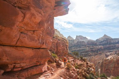 Utah dağlarında yürüyüş. Alışılmadık doğal manzaralarda yürüyüş. Fantastik kumtaşı oluşumları.