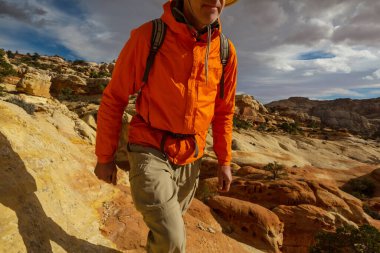 Utah dağlarında yürüyüş. Alışılmadık doğal manzaralarda yürüyüş. Fantastik kumtaşı oluşumları.