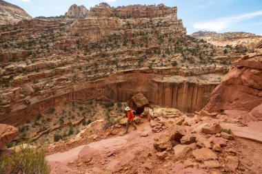 Utah dağlarında yürüyüş. Alışılmadık doğal manzaralarda yürüyüş. Fantastik kumtaşı oluşumları.