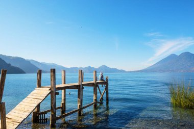 Orta Amerika, Guatemala 'daki güzel Atitlan Gölü' nde dinlenen turist.