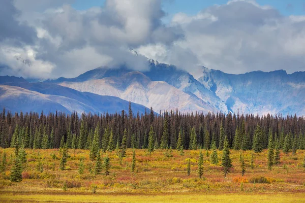 Picturesque Mountains Alaska Autumn Snow Covered Massifs Glaciers Rocky Peaks — стоковое фото