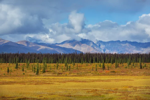 Picturesque Mountains Alaska Autumn Snow Covered Massifs Glaciers Rocky Peaks — стокове фото