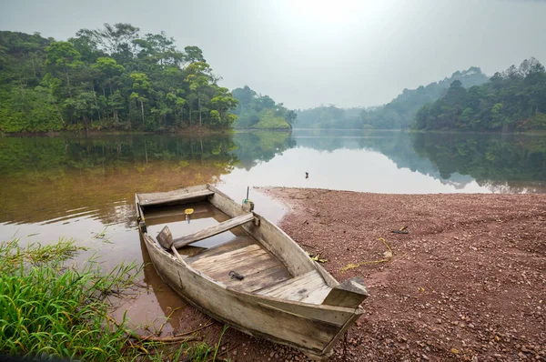 Łódź Pięknym Tropikalnym Jeziorze Honduras — Zdjęcie stockowe