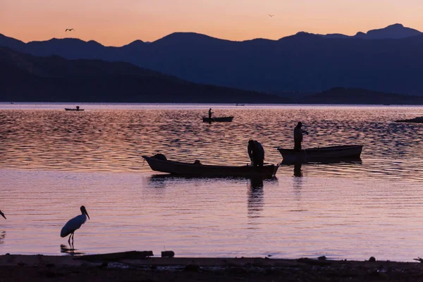Fischer Booten Auf Dem See Bei Sonnenaufgang — Stockfoto