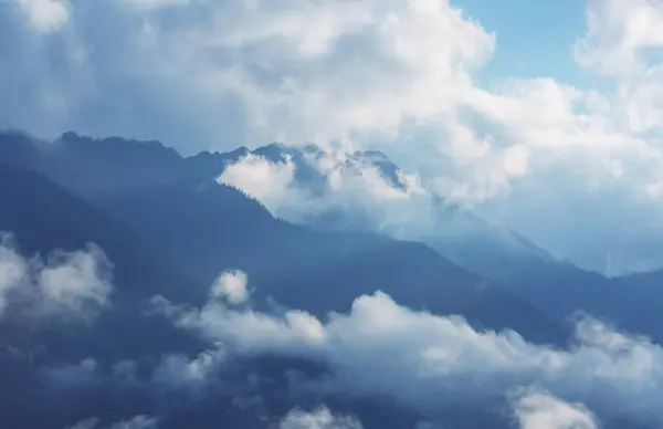 Mist Hoge Bergen Prachtige Natuurlandschappen — Stockfoto
