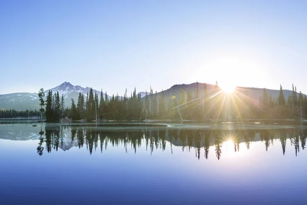 Klidné Krásné Jezero Ranních Horách Oregon Usa — Stock fotografie