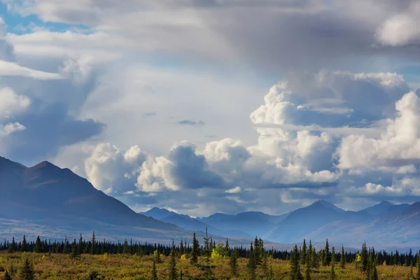 Літом Мальовничі Гори Аляски Сніговий Покрив Масиви Льодовики Скелясті Вершини — стокове фото