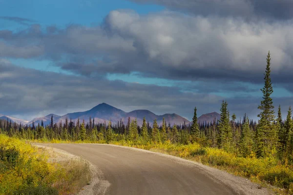 Jalan Raya Berpemandangan Alaska Amerika Serikat Dramatis Melihat Awan — Stok Foto