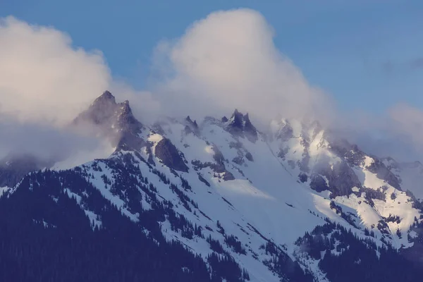 Sneeuw Bedekte Bergen Het Winterseizoen — Stockfoto