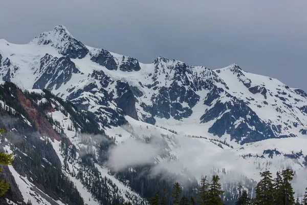 Sneeuw Bedekte Bergen Het Winterseizoen — Stockfoto