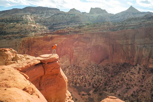 Utah Dağlarında Yürüyüş Alışılmadık Doğal Manzaralarda Yürüyüş Fantastik Kumtaşı Oluşumları — Stok fotoğraf
