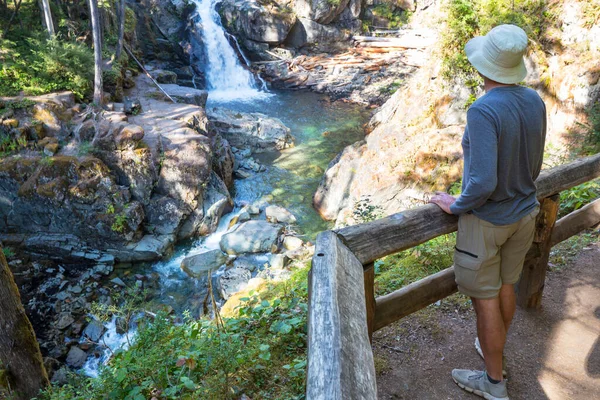 Caminhante Perto Bela Cachoeira Nas Montanhas Canadenses — Fotografia de Stock