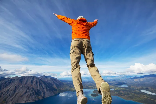 Mann Springt Über Gebirgssee — Stockfoto
