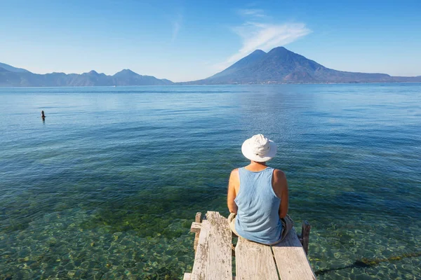 Turista Pihenés Gyönyörű Atitlan Guatemala Közép Amerika — Stock Fotó