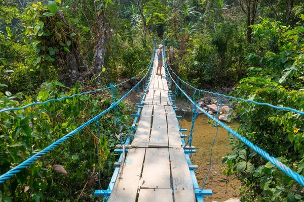 Turista Ponte Suspensa Selva Tropical Honduras — Fotografia de Stock