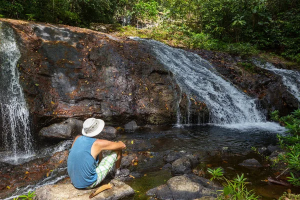 Touristen Rasten Der Nähe Eines Wasserfalls Belize Mittelamerika — Stockfoto