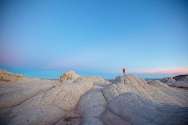 Vermilion Cliffs Ulusal Anıtı. Gün doğumunda manzara manzarası. Alışılmadık dağ manzarası. Güzel doğal arkaplan.