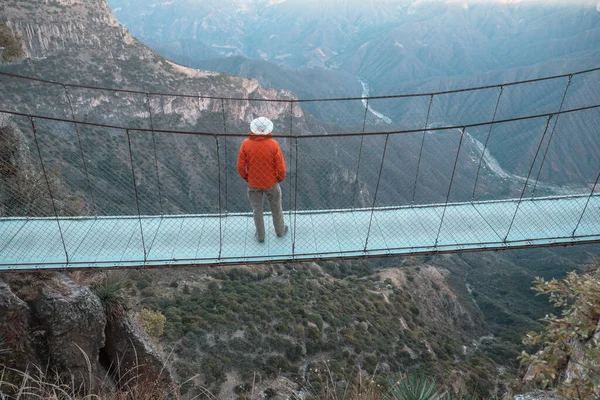 Homem Ponte Suspensa Nas Montanhas Barrancas México — Fotografia de Stock