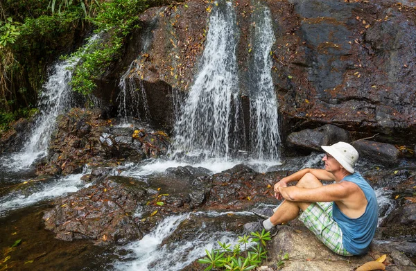 Orta Amerika Belize Şelale Yakınında Dinlenen Bir Turist — Stok fotoğraf