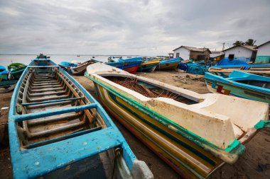 sri Lanka sahildeki balıkçı teknesi