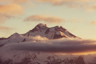 North Cascade Range, Washington, ABD 'deki güzel dağ zirvesi.