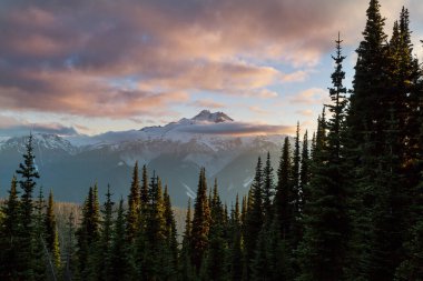 North Cascade Range, Washington, ABD 'deki güzel dağ zirvesi.