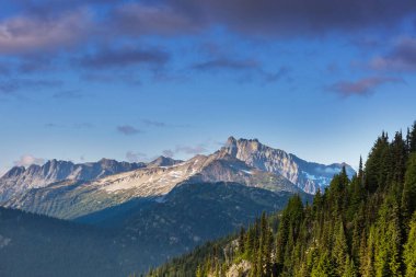 North Cascade Range, Washington, ABD 'deki güzel dağ zirvesi.
