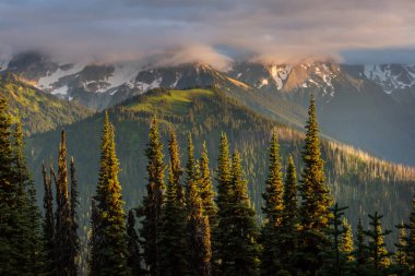 North Cascade Range, Washington, ABD 'deki güzel dağ zirvesi.