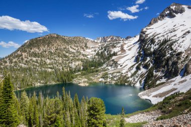 Yaz mevsiminde dağlarda huzur gölü. Güzel doğal manzaralar..