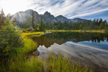 Yaz mevsiminde dağlarda huzur gölü. Güzel doğal manzaralar..