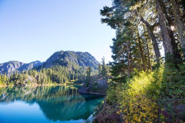 Yaz mevsiminde dağlarda huzur gölü. Güzel doğal manzaralar..