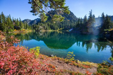Yaz mevsiminde dağlarda huzur gölü. Güzel doğal manzaralar..