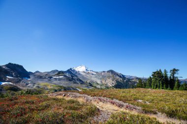 Sonbahar mevsiminde Baker Dağı eğlence alanı