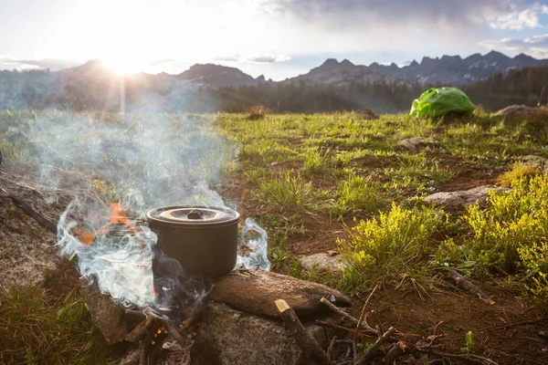 Bollitore Turistico Fiamme Fuoco Campeggio Campeggio Durante Escursione Cucinare Cibo — Foto Stock
