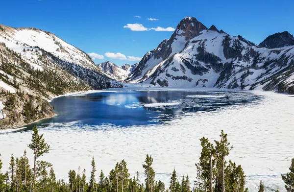 Παγωμένη Λίμνη Στις Αρχές Του Καλοκαιριού Στα Βουνά Άινταχο Ηπα — Φωτογραφία Αρχείου