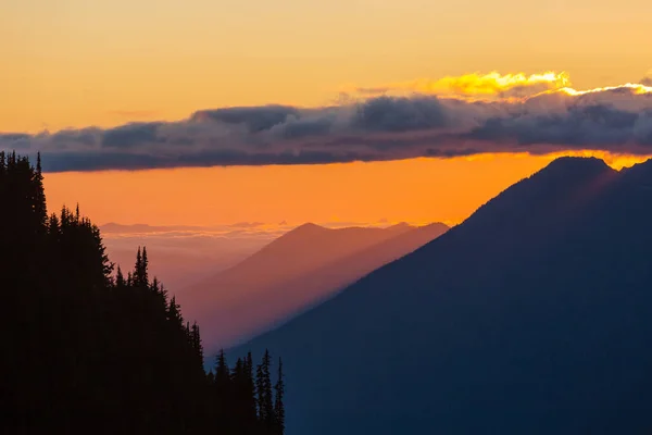 Γραφικό Ηλιοβασίλεμα Στα Βουνά Όμορφο Φυσικό Υπόβαθρο — Φωτογραφία Αρχείου