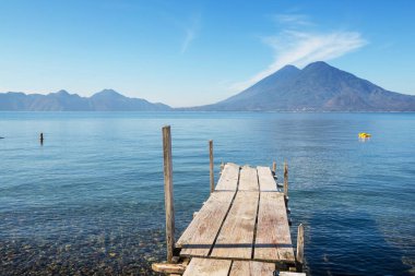 Güzel Atitlan Gölü ve Orta Amerika 'nın Guatemala dağlarında volkanlar