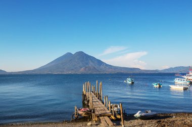 Güzel Atitlan Gölü ve Orta Amerika 'nın Guatemala dağlarında volkanlar