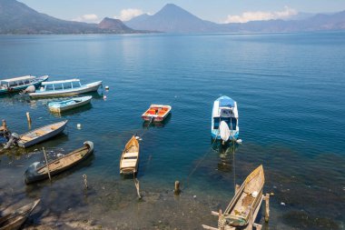 Güzel Atitlan Gölü ve Orta Amerika 'nın Guatemala dağlarında volkanlar