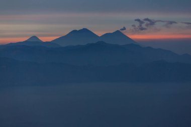 Güzel Atitlan Gölü ve Orta Amerika 'nın Guatemala dağlarında volkanlar