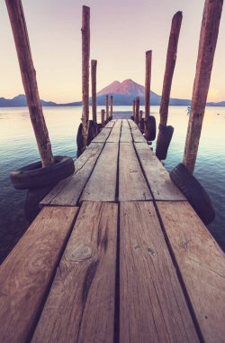 Güzel Atitlan Gölü ve Orta Amerika 'nın Guatemala dağlarında volkanlar