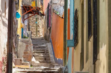 Meksika 'nın ünlü Guanajuato şehrinin slot sokağındaki renkli evler
