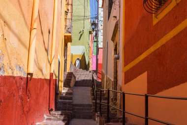 Meksika 'nın ünlü Guanajuato şehrinin slot sokağındaki renkli evler