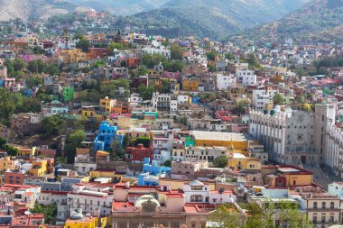 Meksika 'nın ünlü Guanajuato şehrinin slot sokağındaki renkli evler