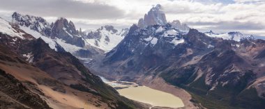 Ünlü Cerro Fitz Roy ve Cerro Torre. Patagonya, Arjantin 'in en güzel ve vurgulanması en zor zirvelerinden biri.