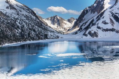 Sawtooth Dağları 'ndaki güzel göl, Idaho.