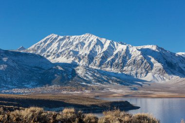 Kış erken dağlarında güzel bir doğa manzarası. Sierra Nevada manzaraları. ABD, Kaliforniya. Seyahat ve kış tatili geçmişi.